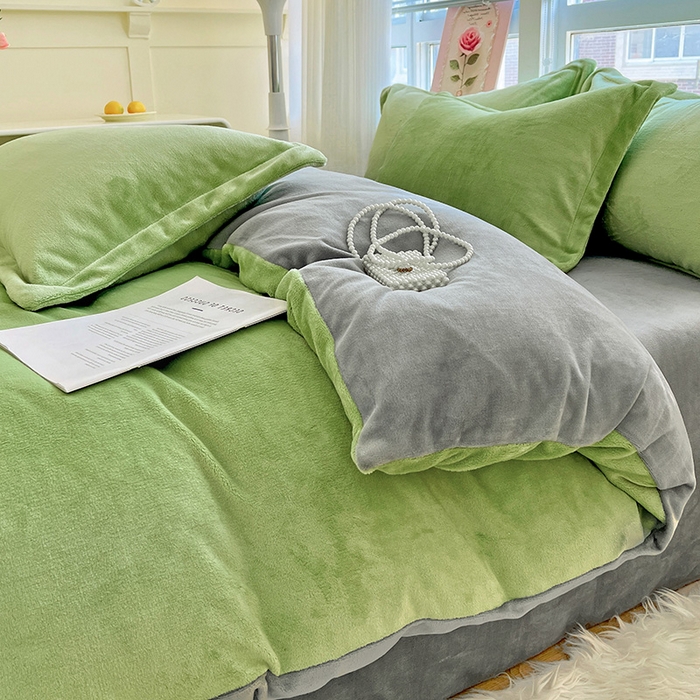 91家纺网 家纺一手货源 找家纺 富馨莱 2025新款牛奶绒纯色双拼四件套 双拼果绿+绅士灰