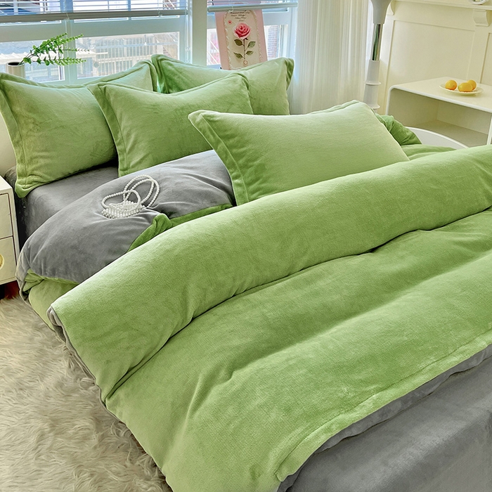 91家纺网 家纺一手货源 找家纺 富馨莱 2025新款牛奶绒纯色双拼四件套 双拼果绿+绅士灰