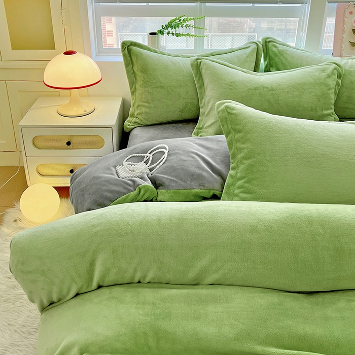 91家纺网 家纺一手货源 找家纺 富馨莱 2025新款牛奶绒纯色双拼四件套 双拼果绿+绅士灰