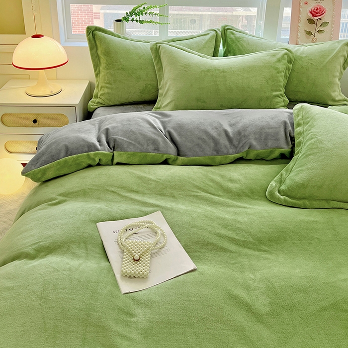 91家纺网 家纺一手货源 找家纺 富馨莱 2025新款牛奶绒纯色双拼四件套 双拼果绿+绅士灰