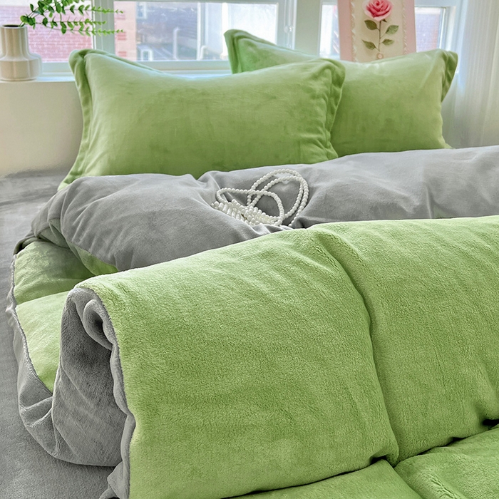 91家纺网 家纺一手货源 找家纺 富馨莱 2025新款牛奶绒纯色双拼四件套 双拼果绿+绅士灰