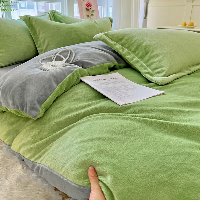 91家纺网 家纺一手货源 找家纺 富馨莱 2025新款牛奶绒纯色双拼四件套 双拼果绿+绅士灰