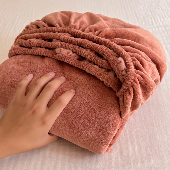 91家纺网 家纺一手货源 找家纺 2025新款200克加厚牛奶绒剪花床笠跨境直播爆款  海棠红