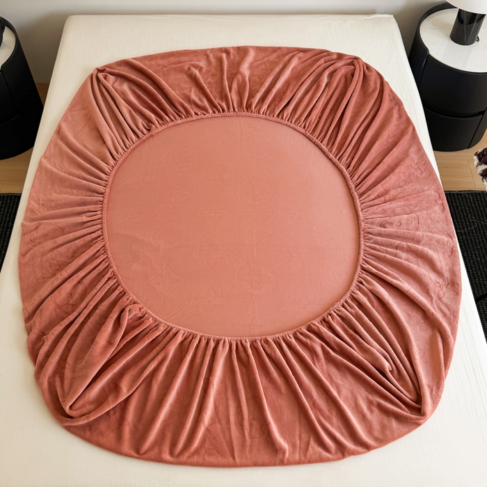 91家纺网 家纺一手货源 找家纺 2025新款200克加厚牛奶绒剪花床笠跨境直播爆款  海棠红