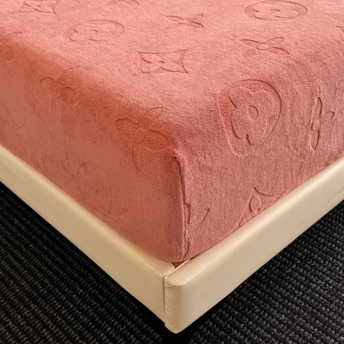 91家纺网 家纺一手货源 找家纺 2025新款200克加厚牛奶绒剪花床笠跨境直播爆款  海棠红