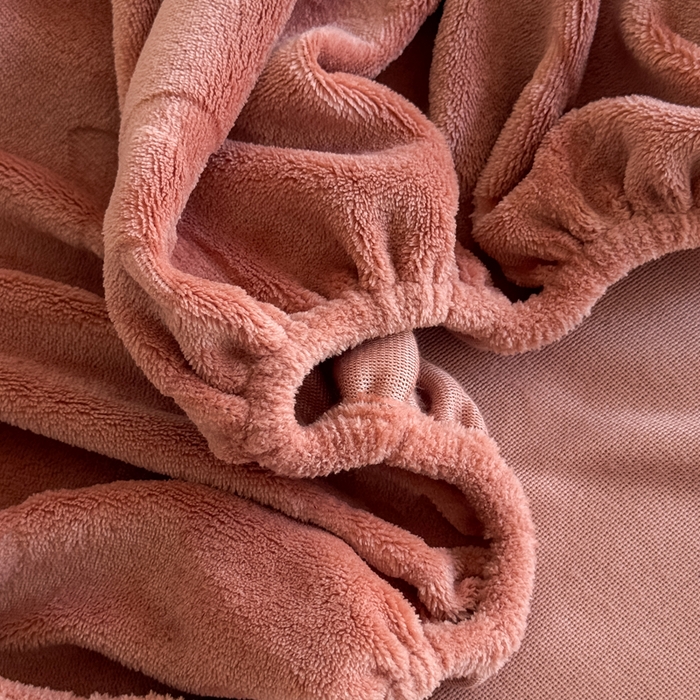 91家纺网 家纺一手货源 找家纺 2025新款200克加厚牛奶绒剪花床笠跨境直播爆款  海棠红