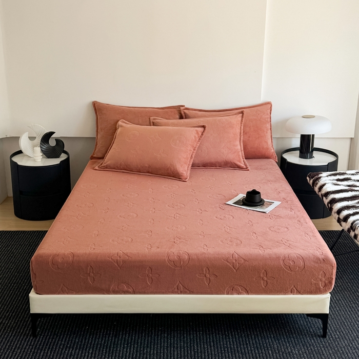 91家纺网 家纺一手货源 找家纺 2025新款200克加厚牛奶绒剪花床笠跨境直播爆款  海棠红