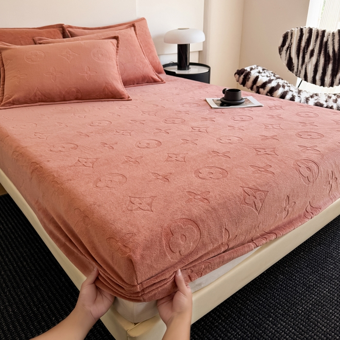 2025新款200克加厚牛奶绒剪花床笠跨境直播爆款  海棠红