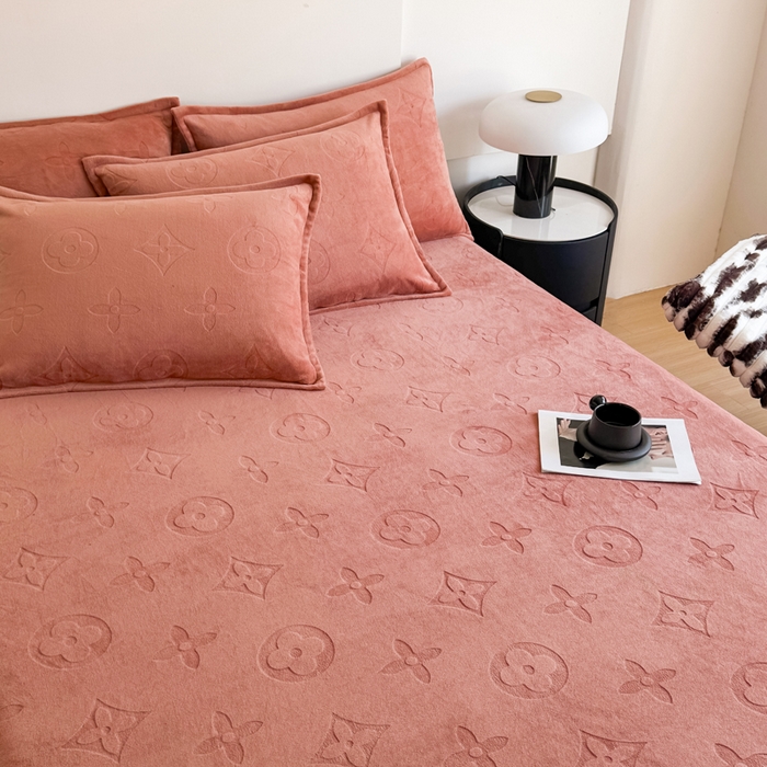 91家纺网 家纺一手货源 找家纺 2025新款200克加厚牛奶绒剪花床笠跨境直播爆款  海棠红