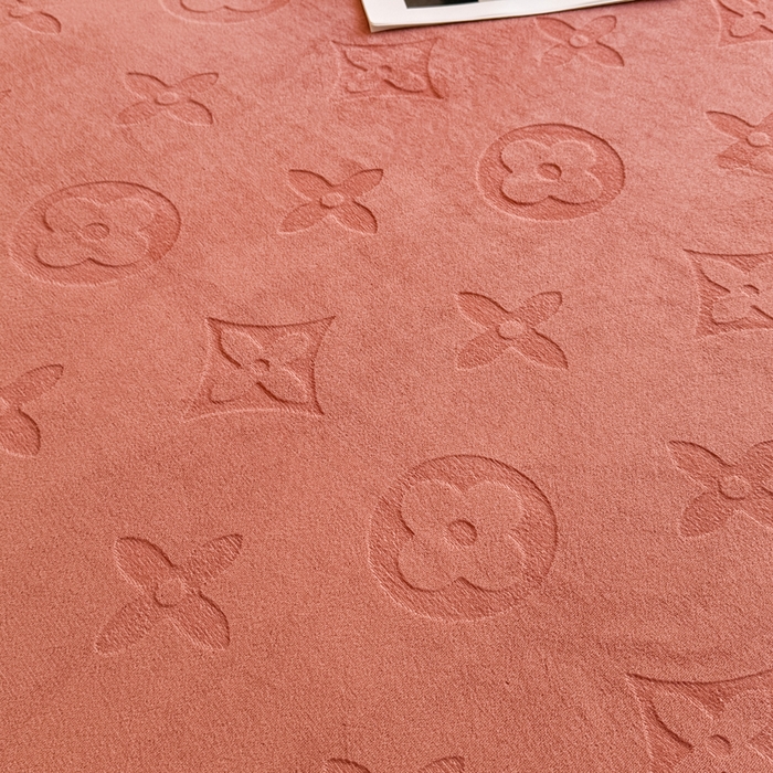 91家纺网 家纺一手货源 找家纺 2025新款200克加厚牛奶绒剪花床笠跨境直播爆款  海棠红