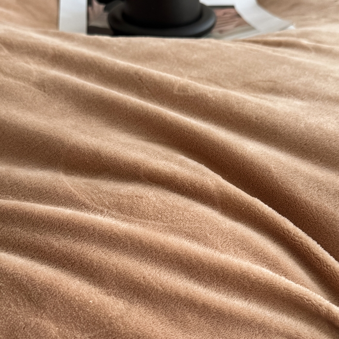 91家纺网 家纺一手货源 找家纺 2025新款200克加厚牛奶绒剪花床笠跨境直播爆款  卡其