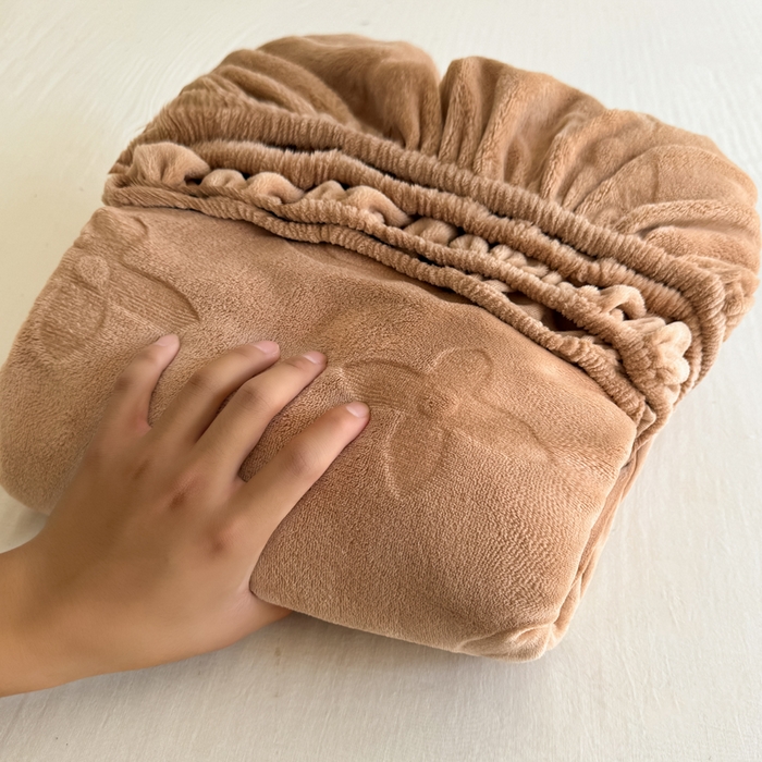 91家纺网 家纺一手货源 找家纺 2025新款200克加厚牛奶绒剪花床笠跨境直播爆款  卡其