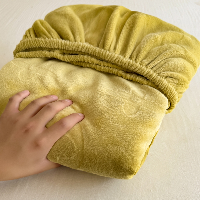 91家纺网 家纺一手货源 找家纺 2025新款200克加厚牛奶绒剪花床笠跨境直播爆款  抹茶绿