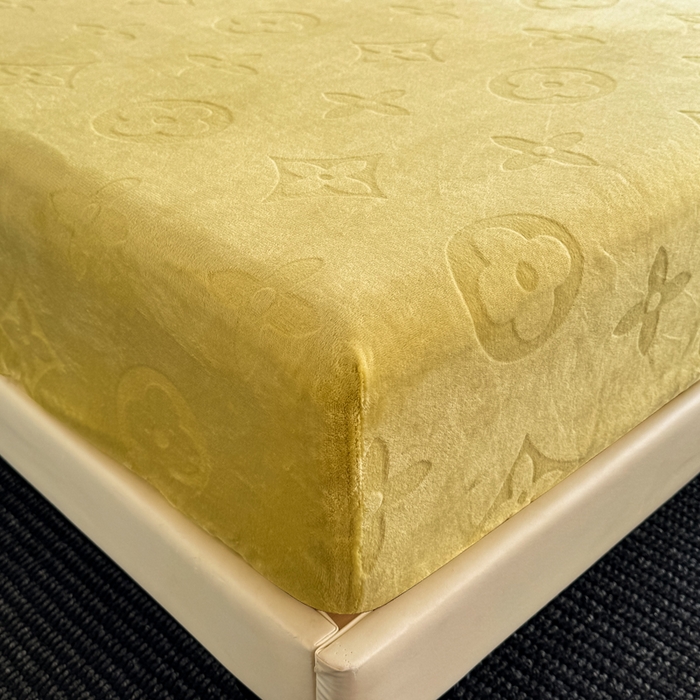 91家纺网 家纺一手货源 找家纺 2025新款200克加厚牛奶绒剪花床笠跨境直播爆款  抹茶绿