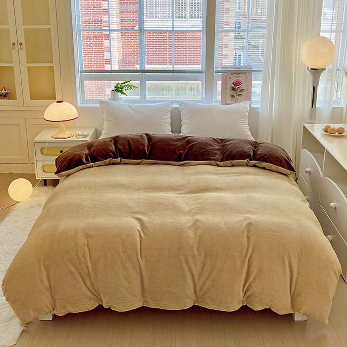 91家纺网 家纺一手货源 找家纺 富馨莱 2025新款牛奶绒纯色双拼四件套 双拼卡其+奶咖