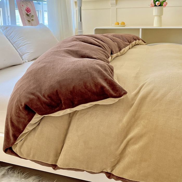 91家纺网 家纺一手货源 找家纺 富馨莱 2025新款牛奶绒纯色双拼四件套 双拼卡其+奶咖