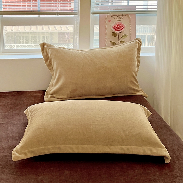 91家纺网 家纺一手货源 找家纺 富馨莱 2025新款牛奶绒纯色双拼四件套 双拼卡其+奶咖