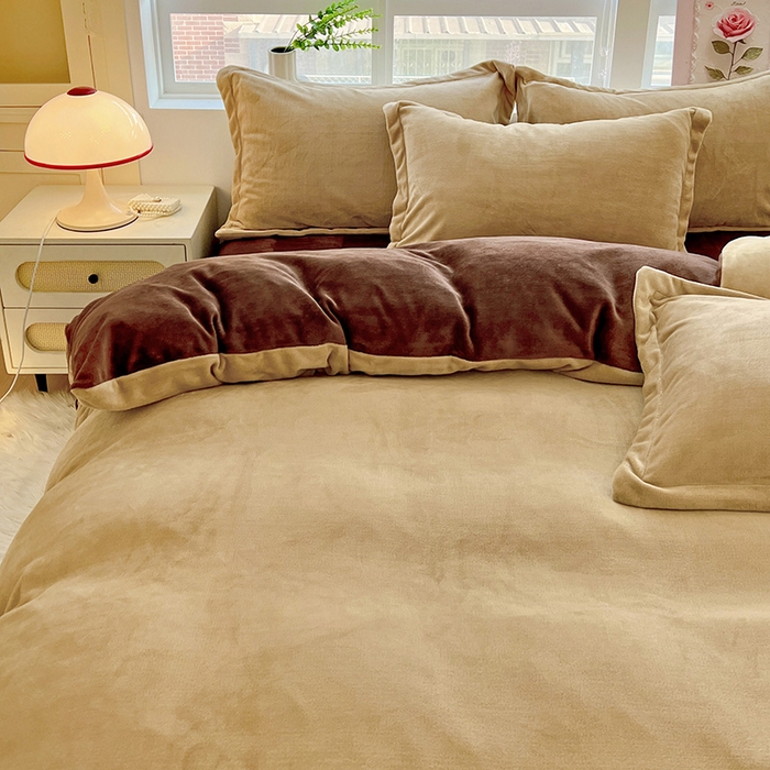 91家纺网 家纺一手货源 找家纺 富馨莱 2025新款牛奶绒纯色双拼四件套 双拼卡其+奶咖