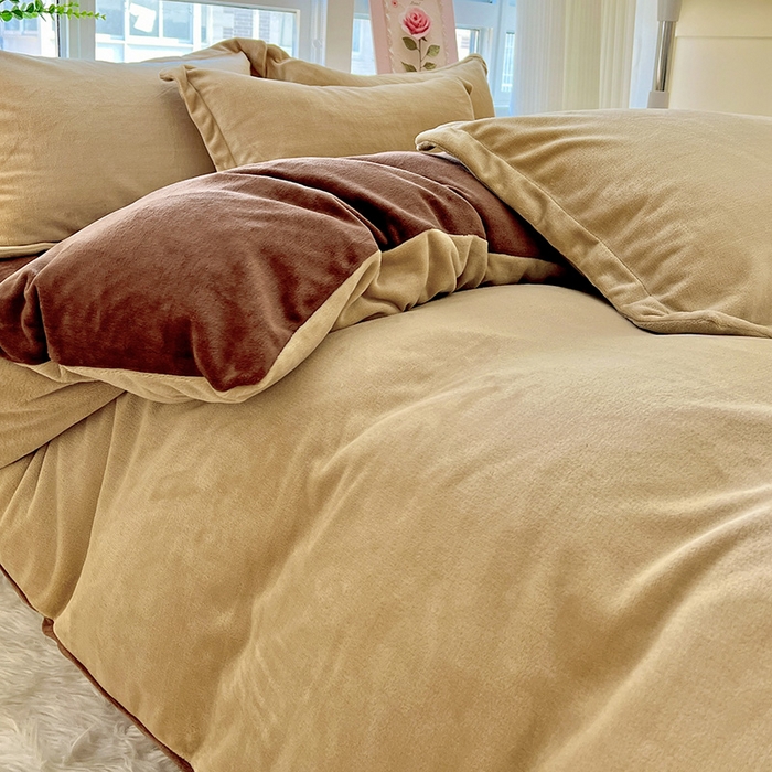 91家纺网 家纺一手货源 找家纺 富馨莱 2025新款牛奶绒纯色双拼四件套 双拼卡其+奶咖