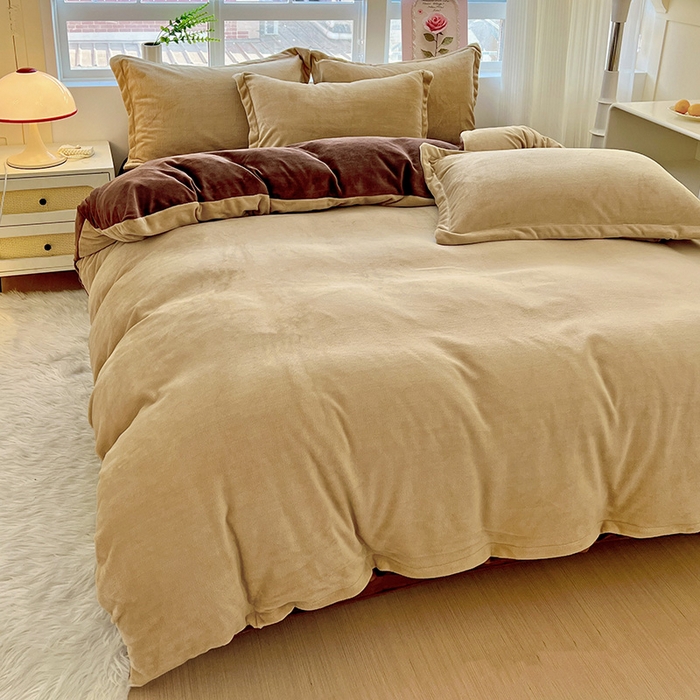 91家纺网 家纺一手货源 找家纺 富馨莱 2025新款牛奶绒纯色双拼四件套 双拼卡其+奶咖