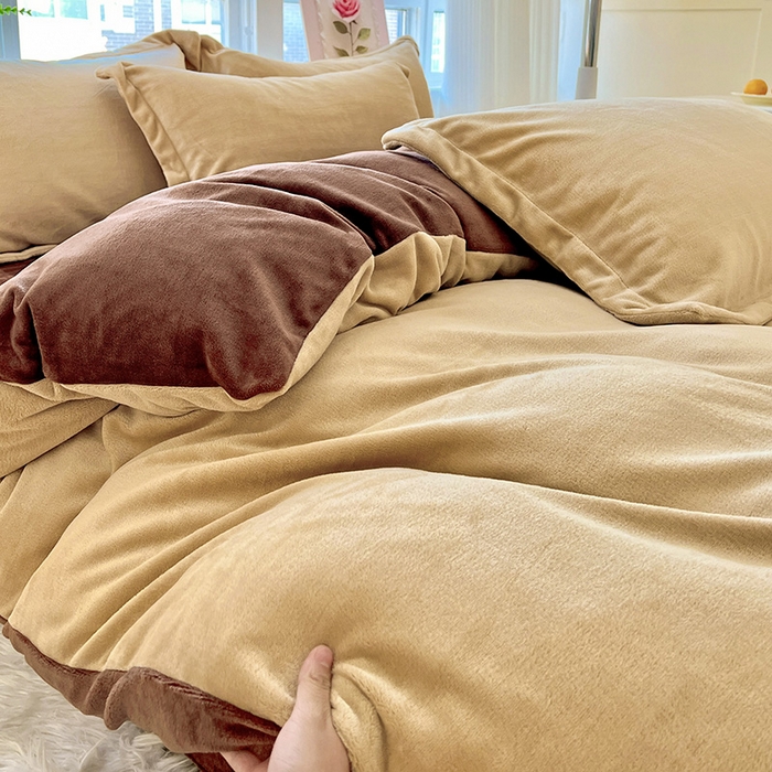 91家纺网 家纺一手货源 找家纺 富馨莱 2025新款牛奶绒纯色双拼四件套 双拼卡其+奶咖