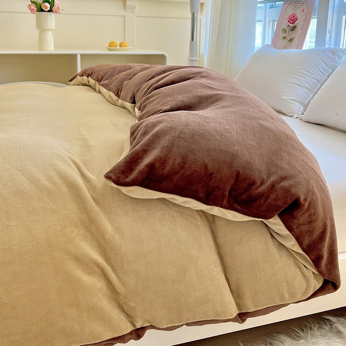 91家纺网 家纺一手货源 找家纺 富馨莱 2025新款牛奶绒纯色双拼四件套 双拼卡其+奶咖