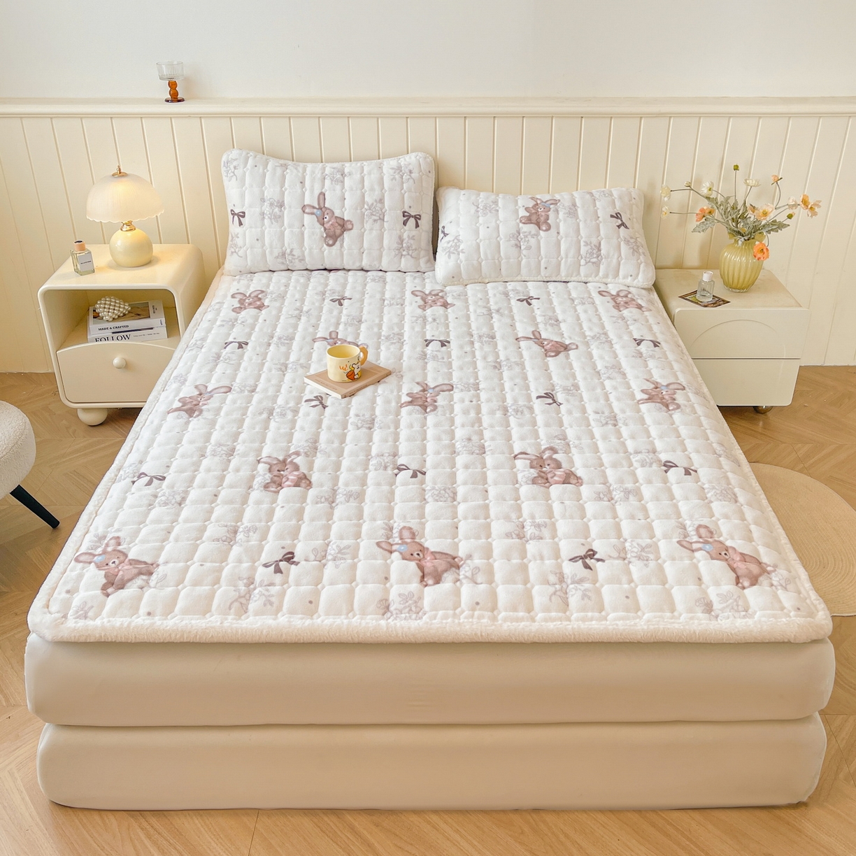 91家纺网 家纺一手货源 找家纺 LIFE.丽芙 2025秋冬新款A类牛奶绒加厚夹棉床褥垫+被套组合四件套 花环小兔