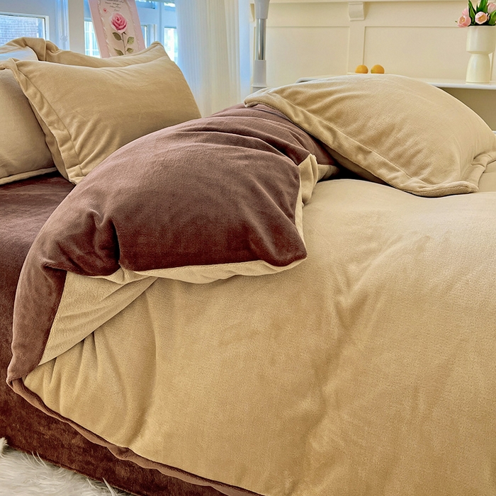 91家纺网 家纺一手货源 找家纺 富馨莱 2025新款牛奶绒纯色双拼四件套 双拼卡其+奶咖