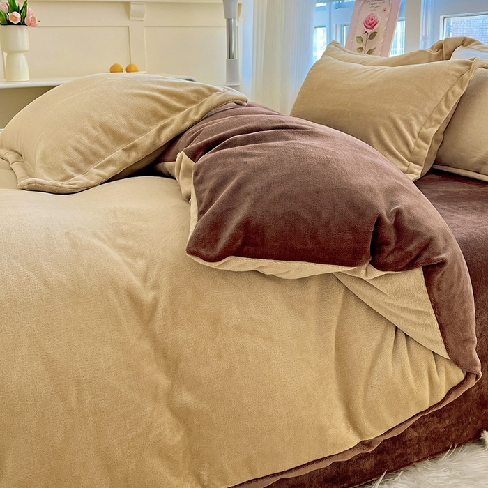 91家纺网 家纺一手货源 找家纺 富馨莱 2025新款牛奶绒纯色双拼四件套 双拼卡其+奶咖