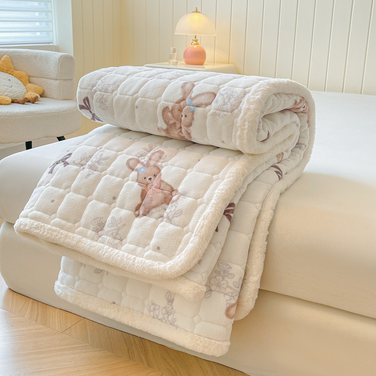 91家纺网 家纺一手货源 找家纺 LIFE.丽芙 2025秋冬新款A类牛奶绒加厚夹棉床褥垫+被套组合四件套 花环小兔