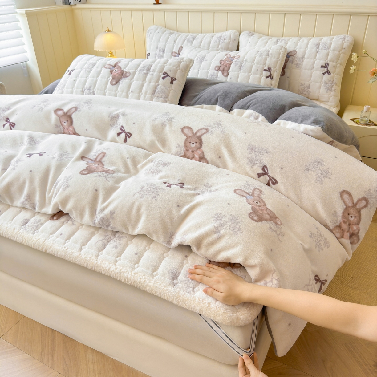 91家纺网 家纺一手货源 找家纺 LIFE.丽芙 2025秋冬新款A类牛奶绒加厚夹棉床褥垫+被套组合四件套 花环小兔