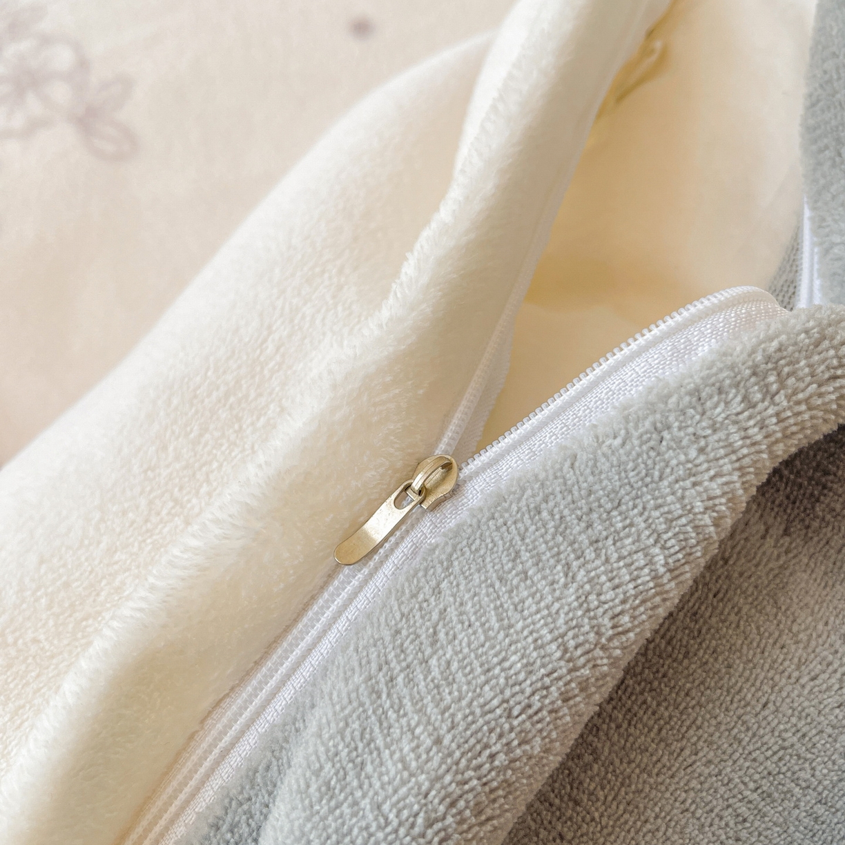 91家纺网 家纺一手货源 找家纺 LIFE.丽芙 2025秋冬新款A类牛奶绒加厚夹棉床褥垫+被套组合四件套 花环小兔