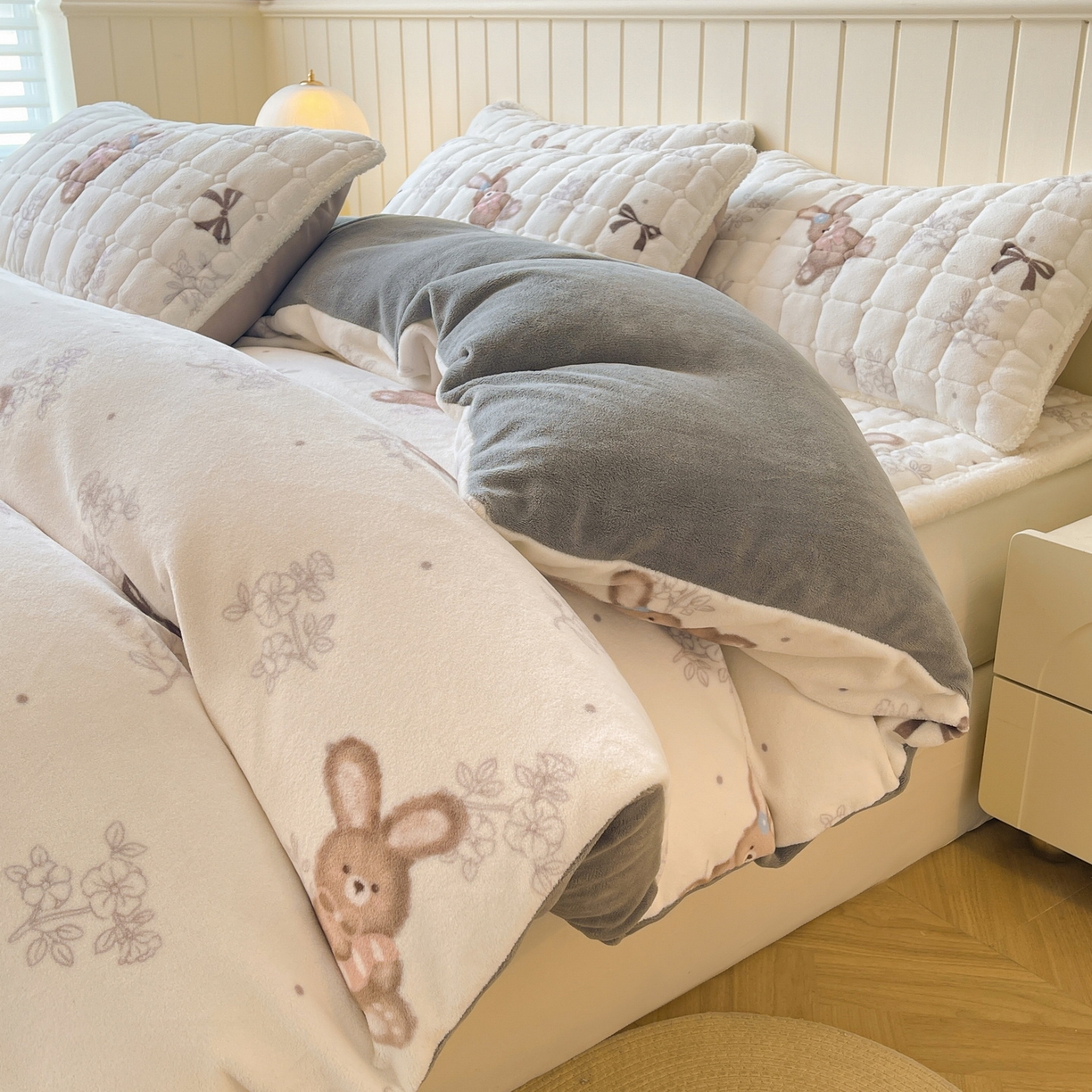 91家纺网 家纺一手货源 找家纺 LIFE.丽芙 2025秋冬新款A类牛奶绒加厚夹棉床褥垫+被套组合四件套 花环小兔