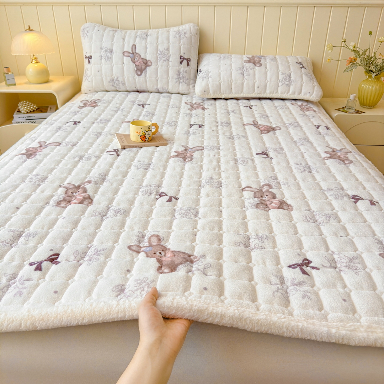 91家纺网 家纺一手货源 找家纺 LIFE.丽芙 2025秋冬新款A类牛奶绒加厚夹棉床褥垫+被套组合四件套 花环小兔