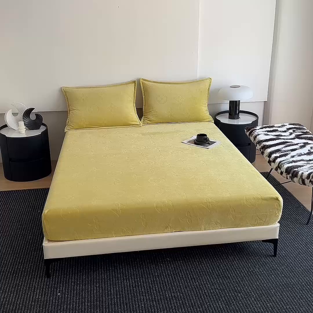 91家纺网 家纺一手货源 找家纺 2025新款200克加厚牛奶绒剪花床笠跨境直播爆款  抹茶绿