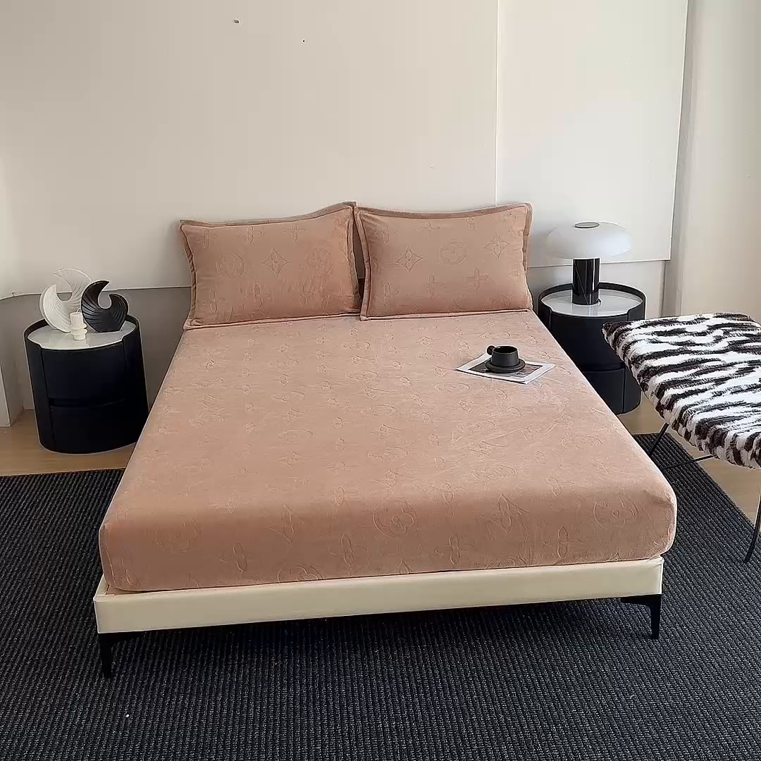 91家纺网 家纺一手货源 找家纺 2025新款200克加厚牛奶绒剪花床笠跨境直播爆款  卡其