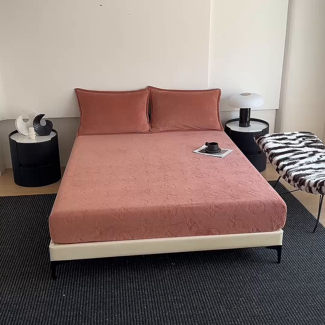 91家纺网 家纺一手货源 找家纺 2025新款200克加厚牛奶绒剪花床笠跨境直播爆款  海棠红