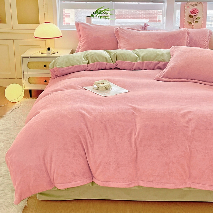 91家纺网 家纺一手货源 找家纺 富馨莱 2025新款牛奶绒纯色双拼四件套 双拼蜜桃粉+奶油绿