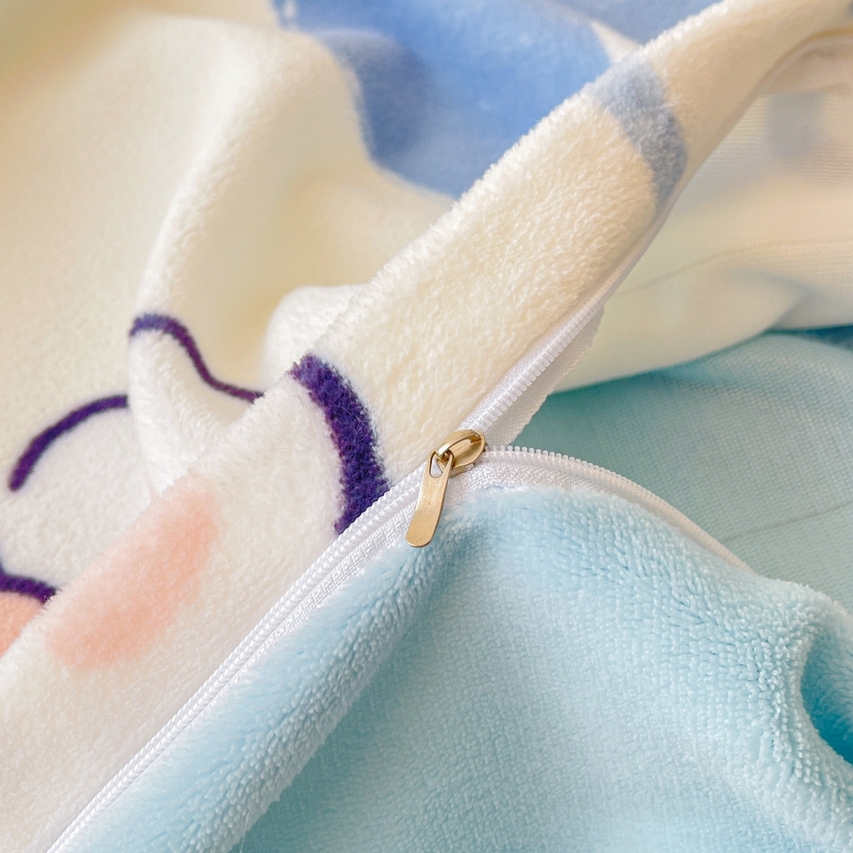 91家纺网 家纺一手货源 找家纺 LIFE.丽芙 2025秋冬新款A类牛奶绒加厚夹棉床褥垫+被套组合四件套 爱心小宠-蓝