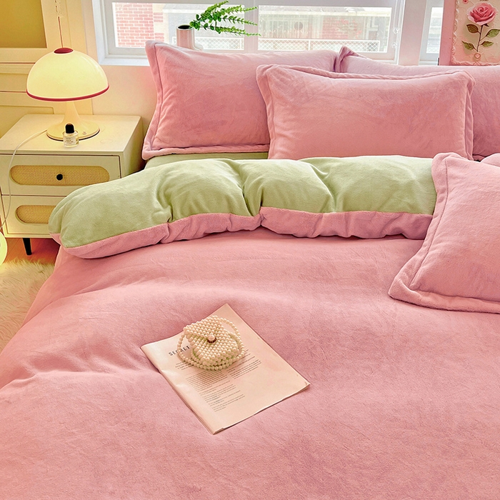 91家纺网 家纺一手货源 找家纺 富馨莱 2025新款牛奶绒纯色双拼四件套 双拼蜜桃粉+奶油绿