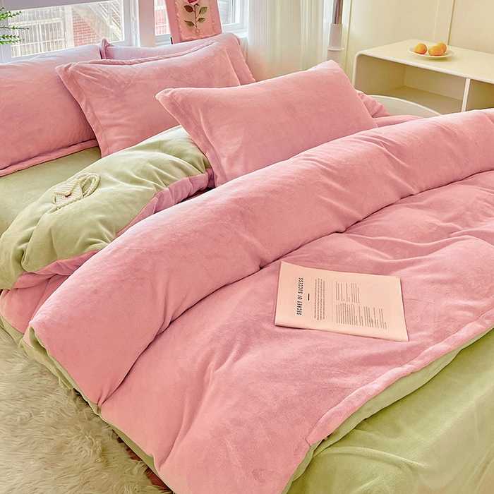 91家纺网 家纺一手货源 找家纺 富馨莱 2025新款牛奶绒纯色双拼四件套 双拼蜜桃粉+奶油绿