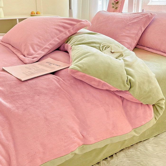91家纺网 家纺一手货源 找家纺 富馨莱 2025新款牛奶绒纯色双拼四件套 双拼蜜桃粉+奶油绿
