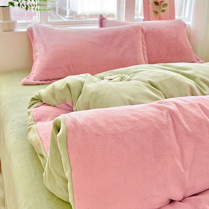 91家纺网 家纺一手货源 找家纺 富馨莱 2025新款牛奶绒纯色双拼四件套 双拼蜜桃粉+奶油绿