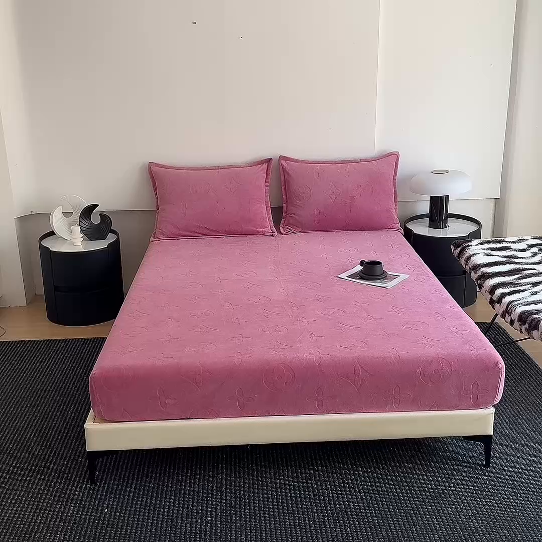 91家纺网 家纺一手货源 找家纺 2025新款200克加厚牛奶绒剪花床笠跨境直播爆款  豆沙