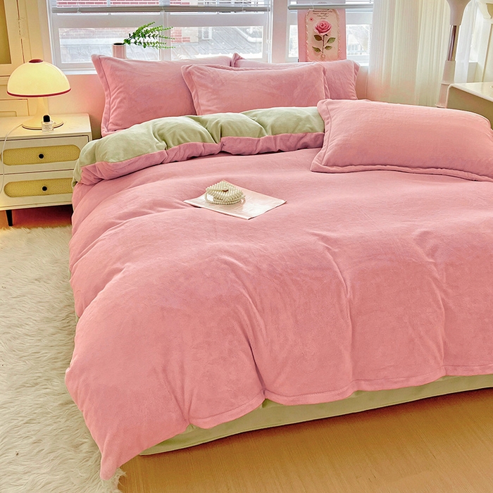 91家纺网 家纺一手货源 找家纺 富馨莱 2025新款牛奶绒纯色双拼四件套 双拼蜜桃粉+奶油绿