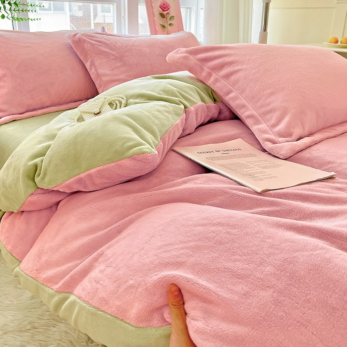 91家纺网 家纺一手货源 找家纺 富馨莱 2025新款牛奶绒纯色双拼四件套 双拼蜜桃粉+奶油绿