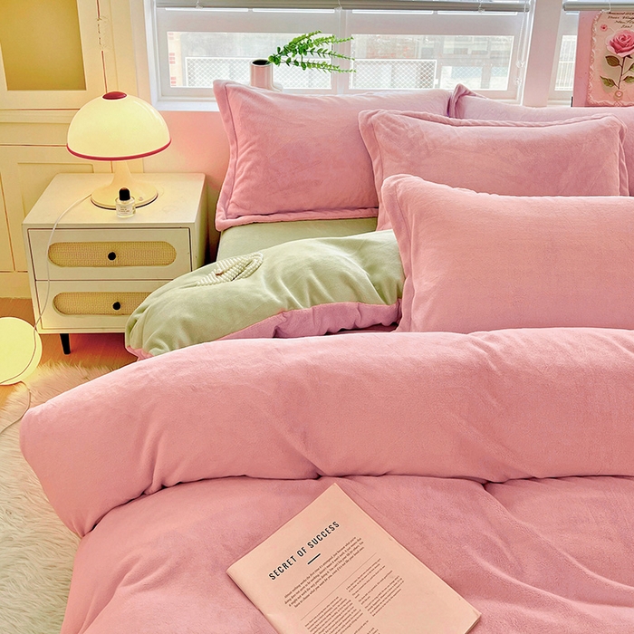 91家纺网 家纺一手货源 找家纺 富馨莱 2025新款牛奶绒纯色双拼四件套 双拼蜜桃粉+奶油绿