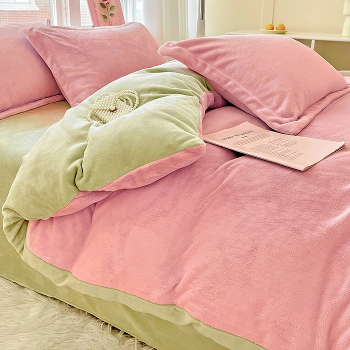 91家纺网 家纺一手货源 找家纺 富馨莱 2025新款牛奶绒纯色双拼四件套 双拼蜜桃粉+奶油绿