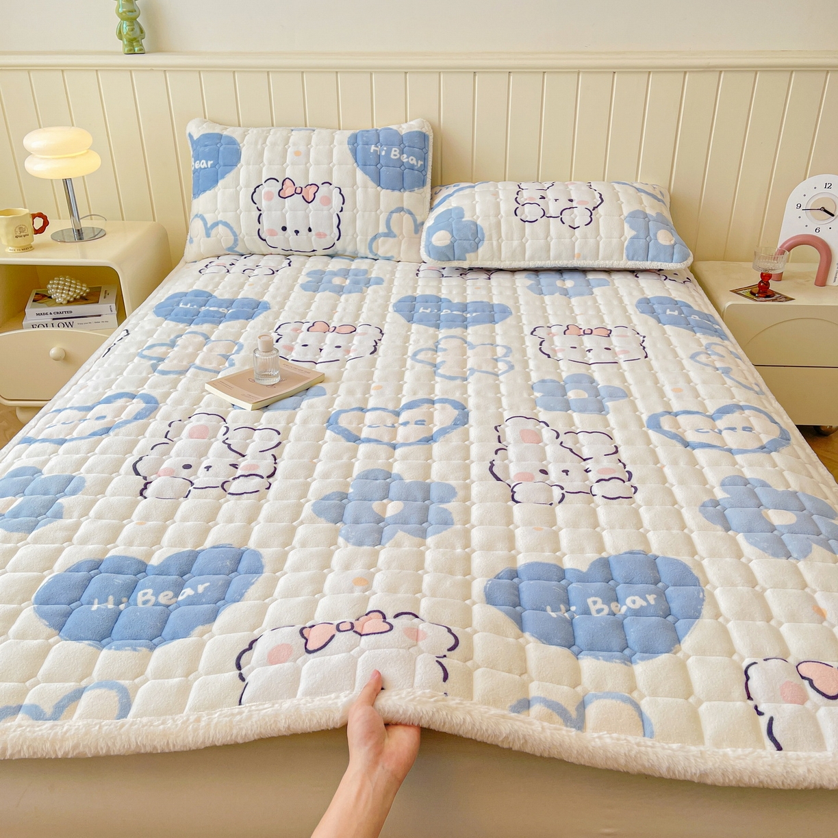 91家纺网 家纺一手货源 找家纺 LIFE.丽芙 2025秋冬新款A类牛奶绒加厚夹棉床褥垫+被套组合四件套 爱心小宠-蓝