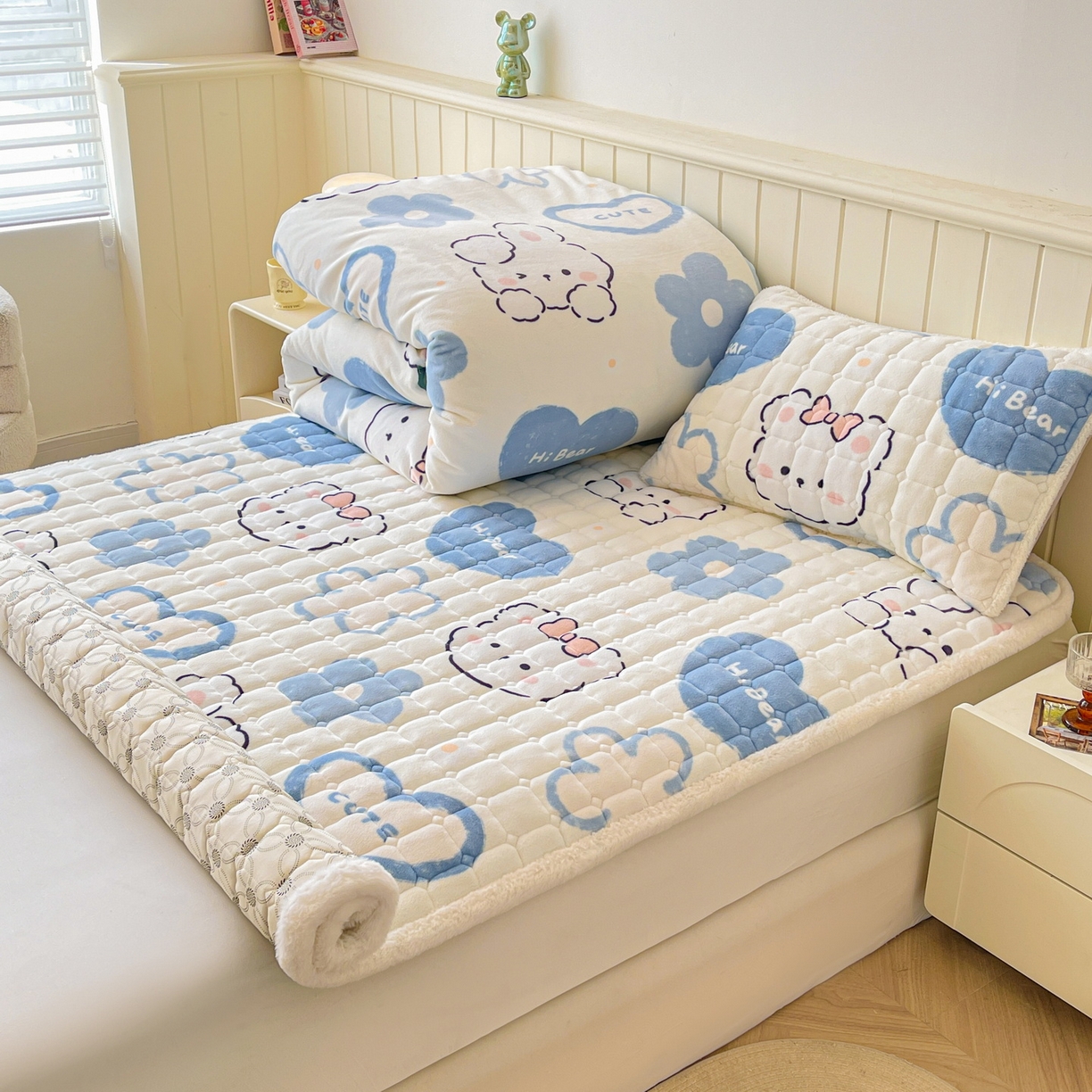 91家纺网 家纺一手货源 找家纺 LIFE.丽芙 2025秋冬新款A类牛奶绒加厚夹棉床褥垫+被套组合四件套 爱心小宠-蓝